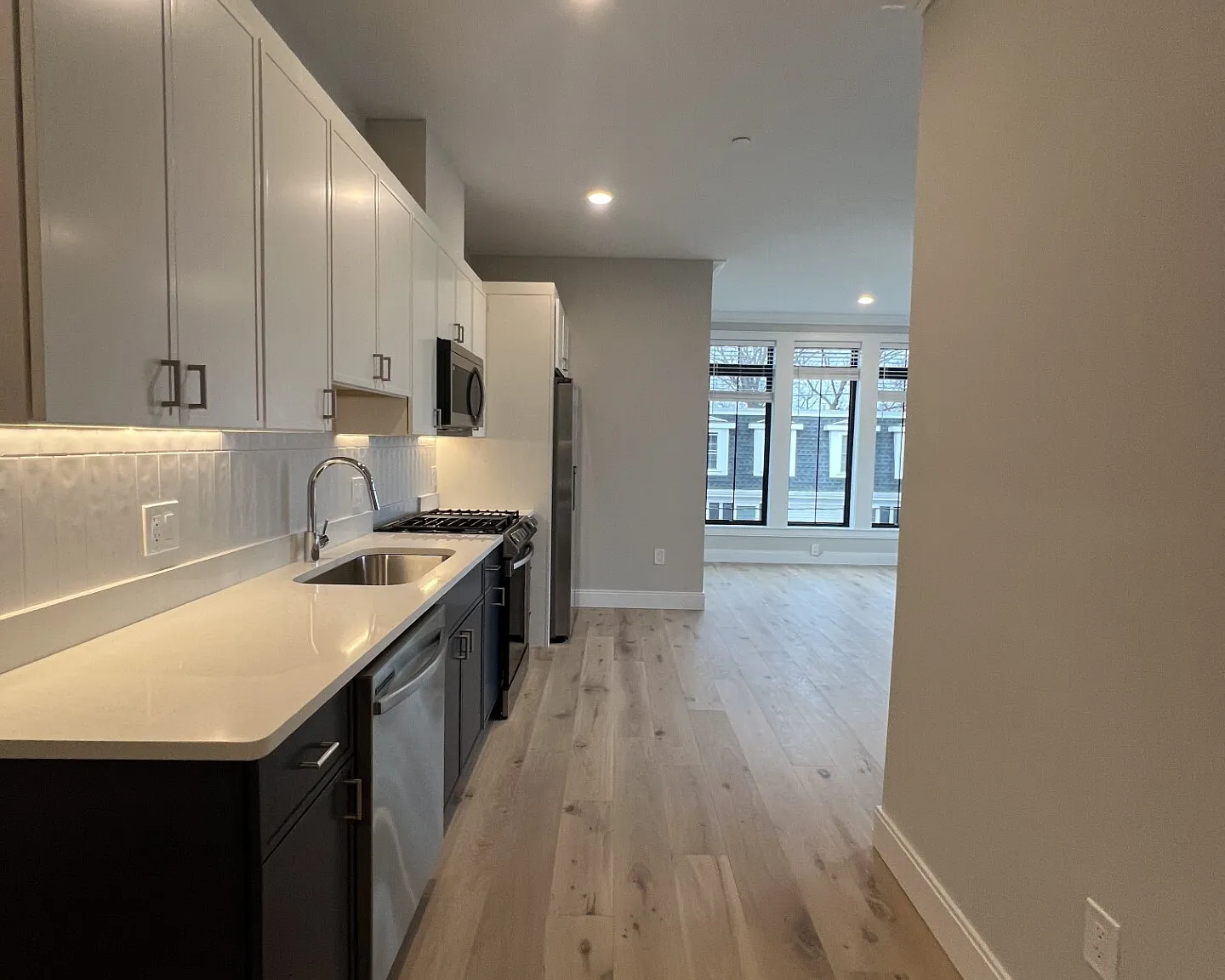 4 bed, 3.0 bath, 1150 sqft, $5,885 — Photo 1