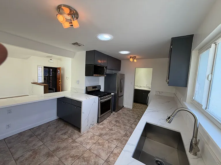 3112 S La Salle Ave — Photo 3
