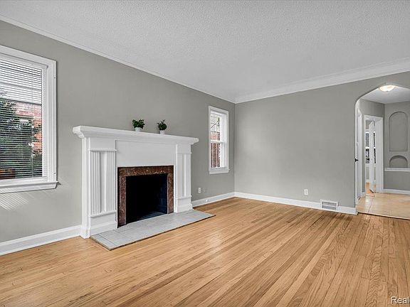 5th image of 16590 Gilchrist St