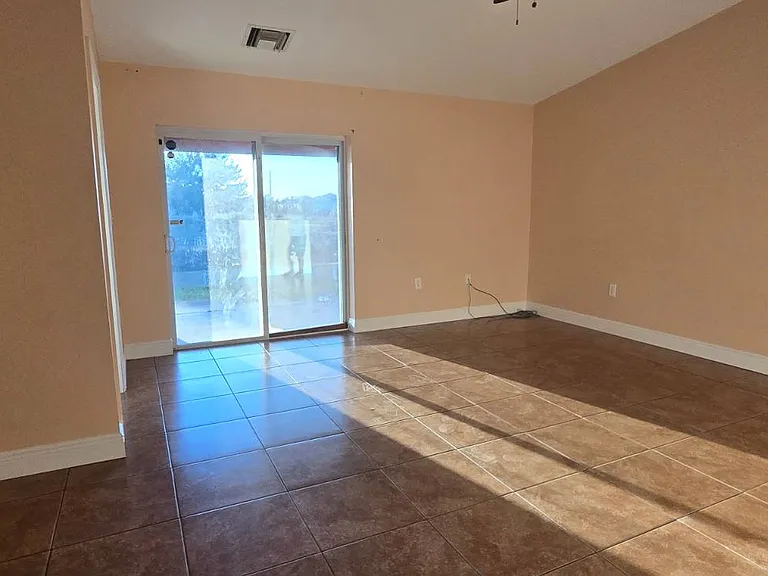 410 Piper Ave — Photo 2