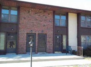 16 Juniper Ct, Selden, NY 11784