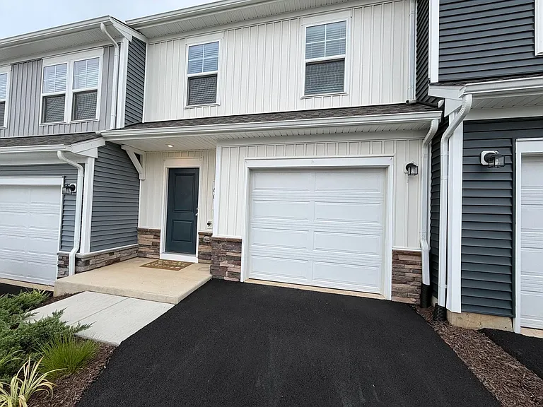 60 Sophie Kathyrn Dr — Photo 1