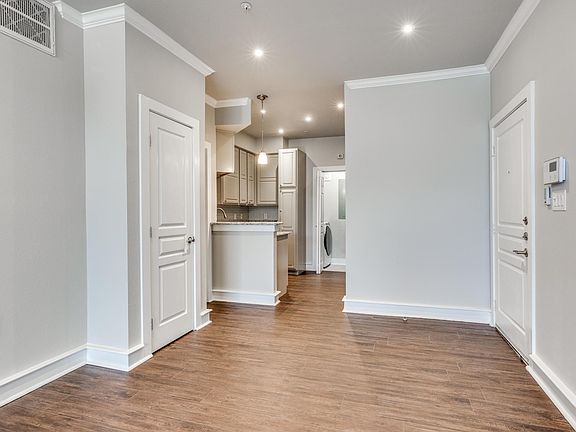 4th image of 3333 Darcy St #2110