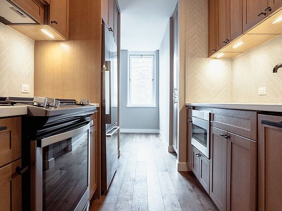 4th image of 560 W 43rd St APT 35j