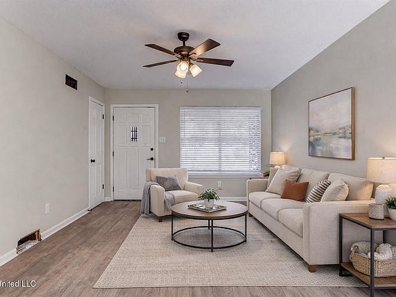 3rd image of 2655 Hillcrest Cir