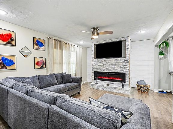 5th image of 622 Marsh St