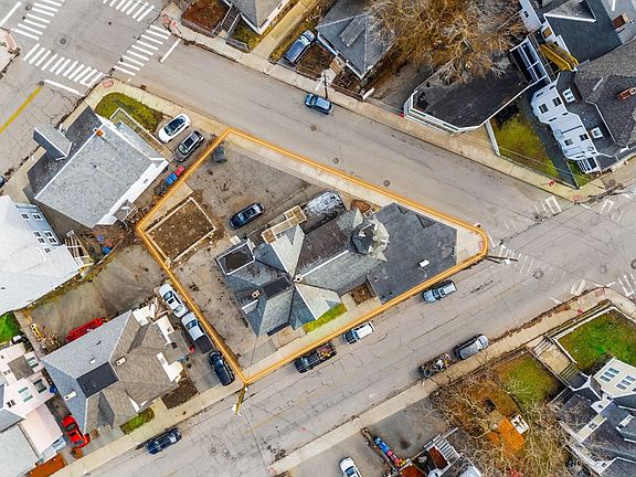 5th image of 237 Branch St
