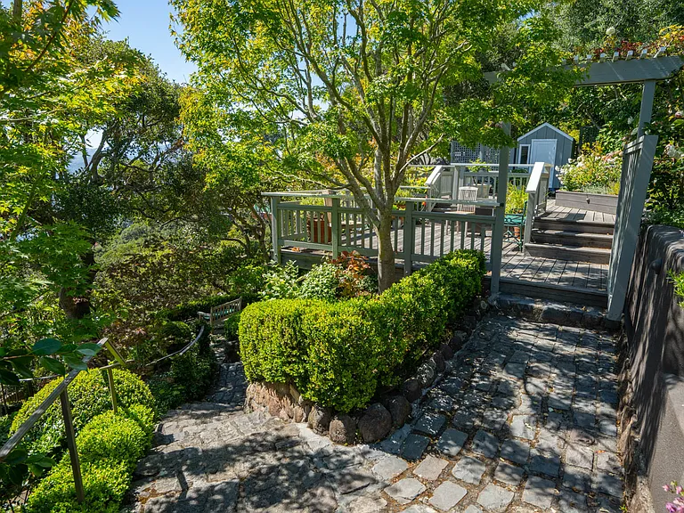 310 Belvedere Ave — Photo 23