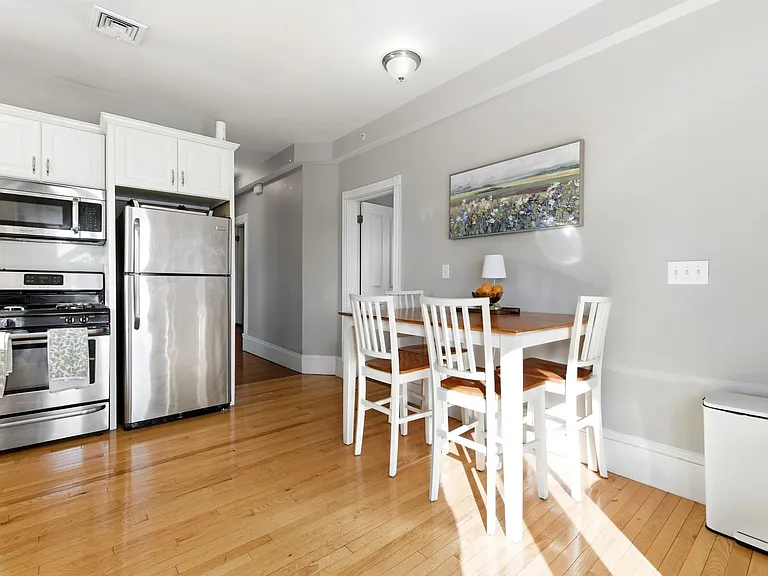 645 E 6th St #2 — Photo 2