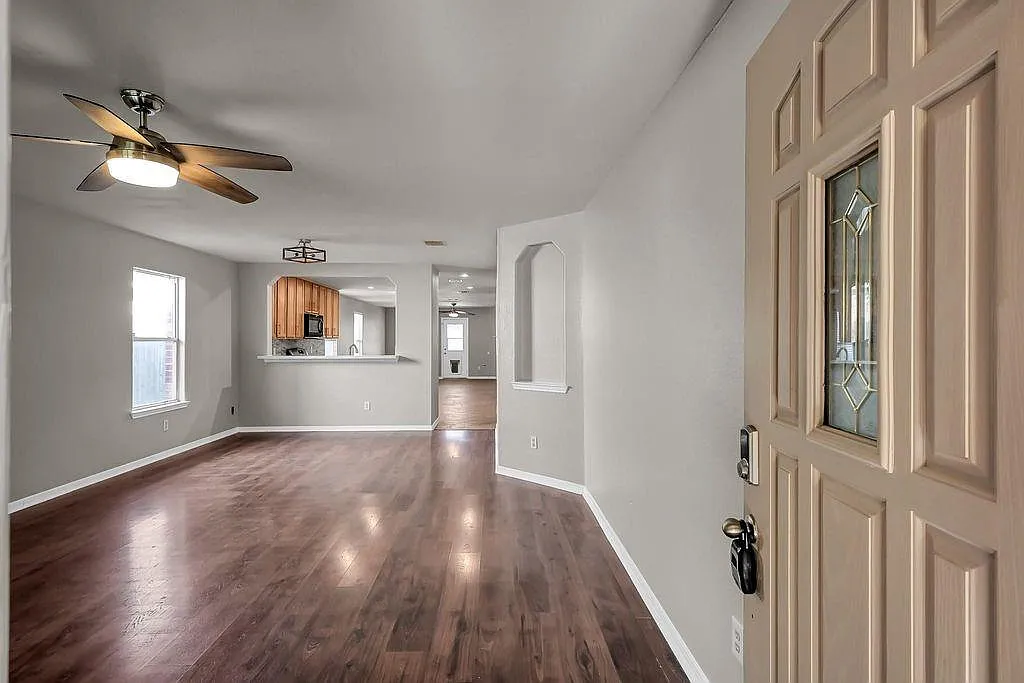 3 bed, 2.0 bath, 1870 sqft, $2,000 — Photo 2