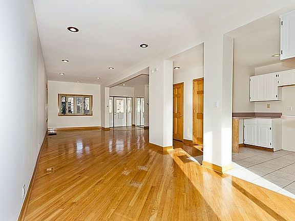 3rd image of 6059 N Hermitage Ave