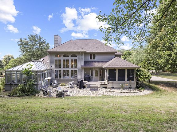 4th image of 383 Glyn Tawel Dr
