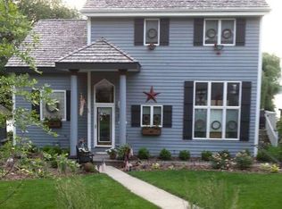 409 Park Ave, Pewaukee, WI 53072