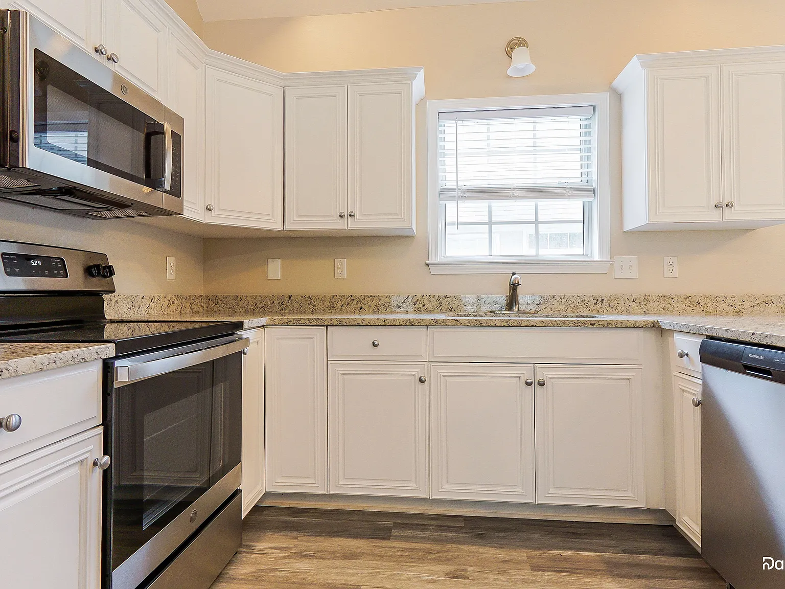 3 bed, 2.0 bath, 1644 sqft, $1,780 — Photo 3