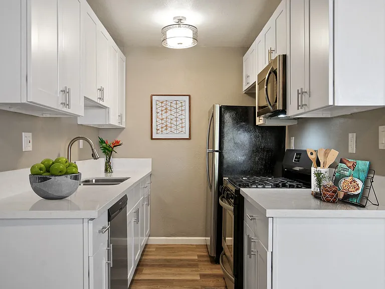 Third Avenue Apartments — Photo 21
