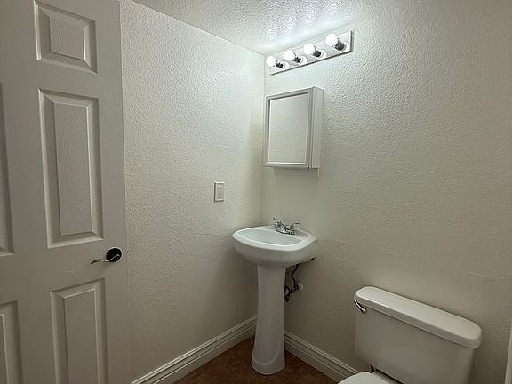 4th image of 2735 Applewood Dr