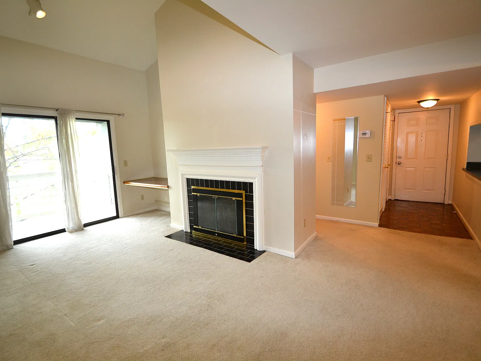 2 bed, 1050 sqft, $1,695 — Photo 2