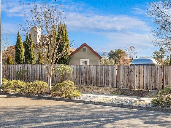 4th image of 2573 Greenvale Lane