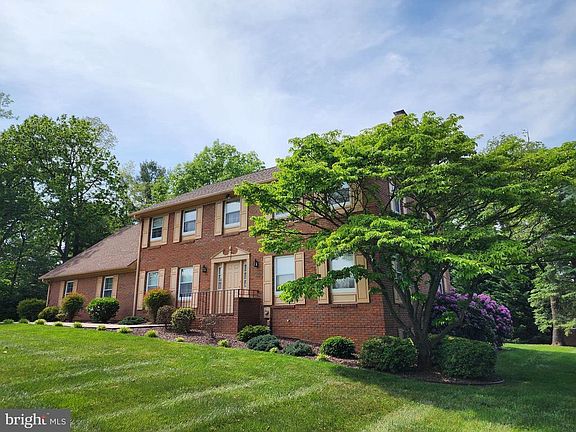 3rd image of 1926 Applewood Dr
