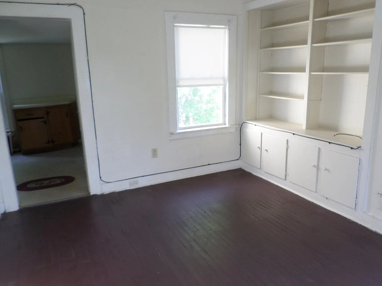 5 bed, 1.5 bath, 1200 sqft, $5,300 — Photo 2