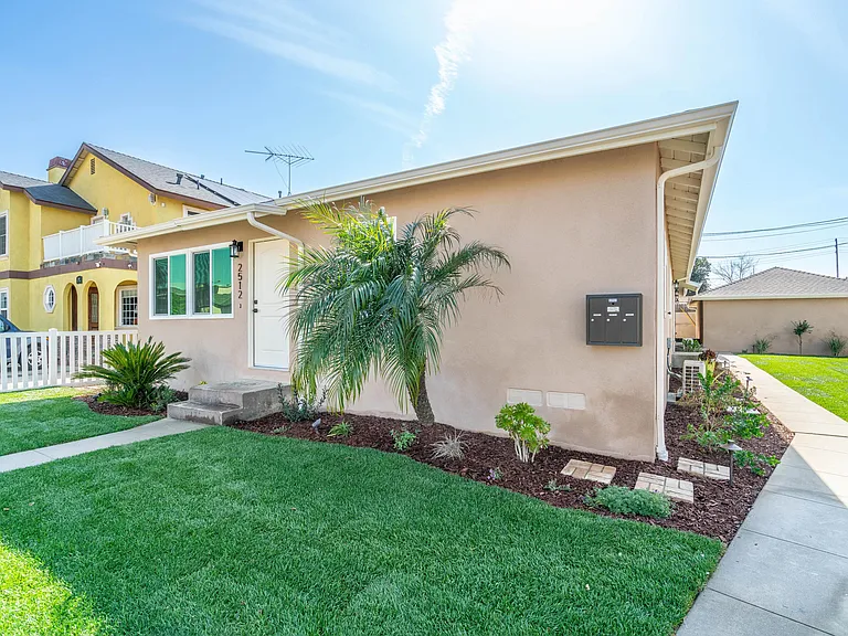 2512 E Adams St — Photo 1