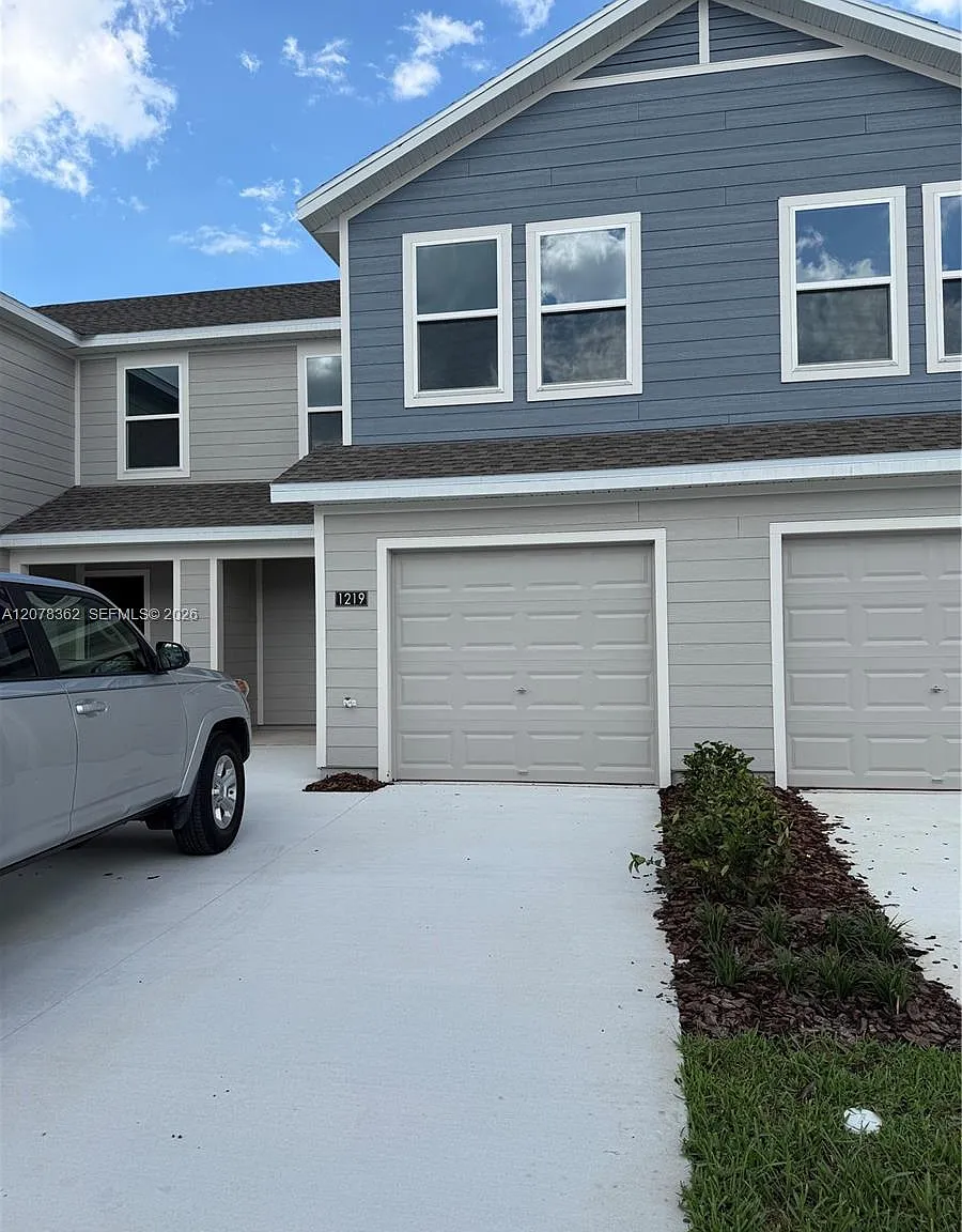 3 bed, 2.5 bath, $2,000 — Photo 1