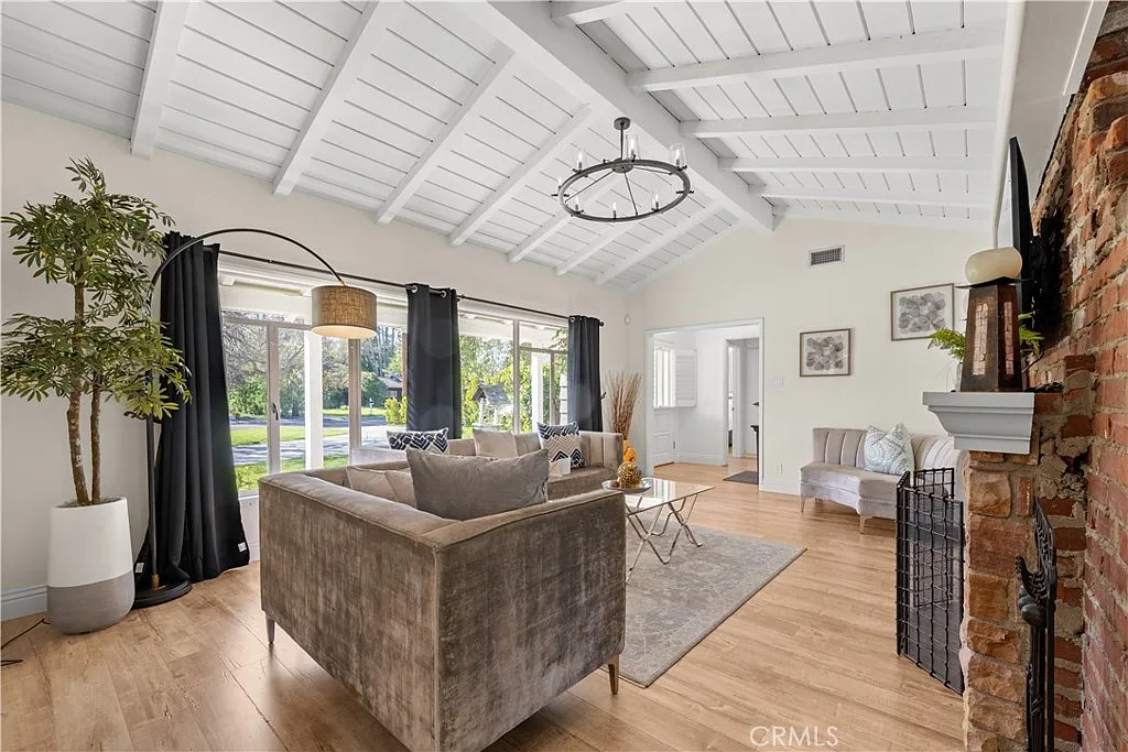 5 bed, 2455 sqft, $8,500 — Photo 4