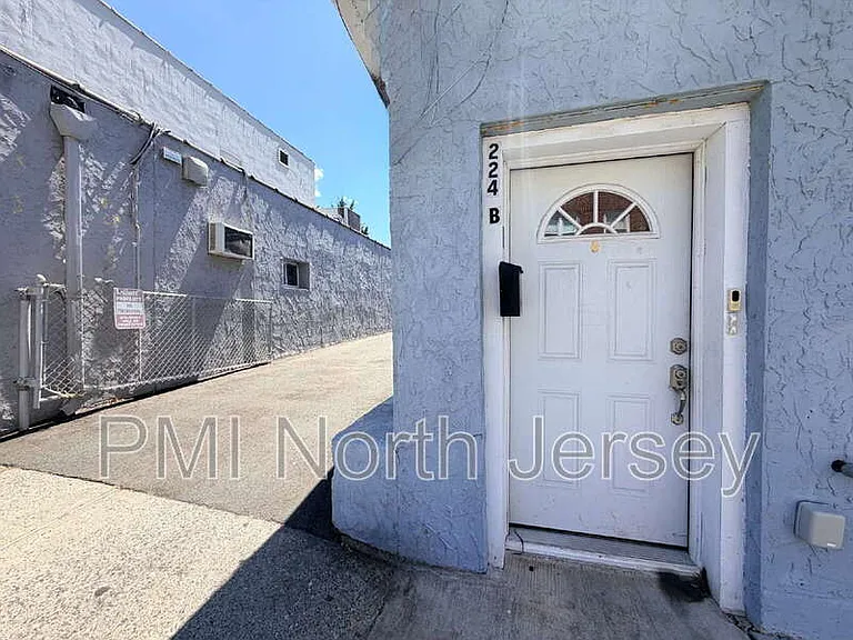 224 Macarthur Ave #B — Photo 15