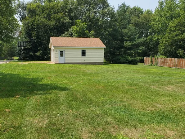 105 N Monroe St, Roanoke, IL 61561