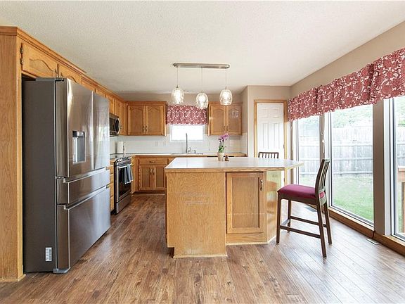 5th image of 1144 SE Skyview Dr