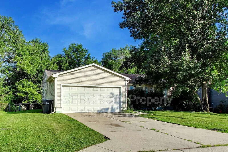 3 bed, 2.0 bath, 1405 sqft, $2,100 — Photo 2