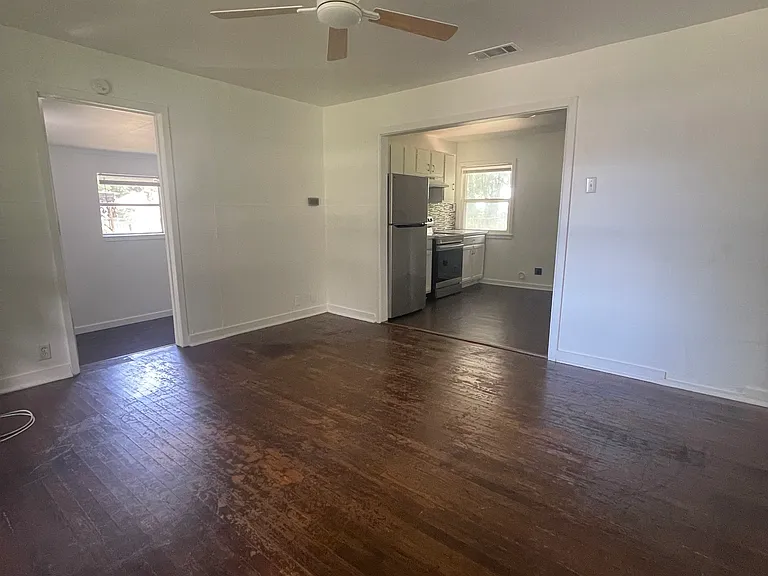 605 S Magnolia St — Photo 2