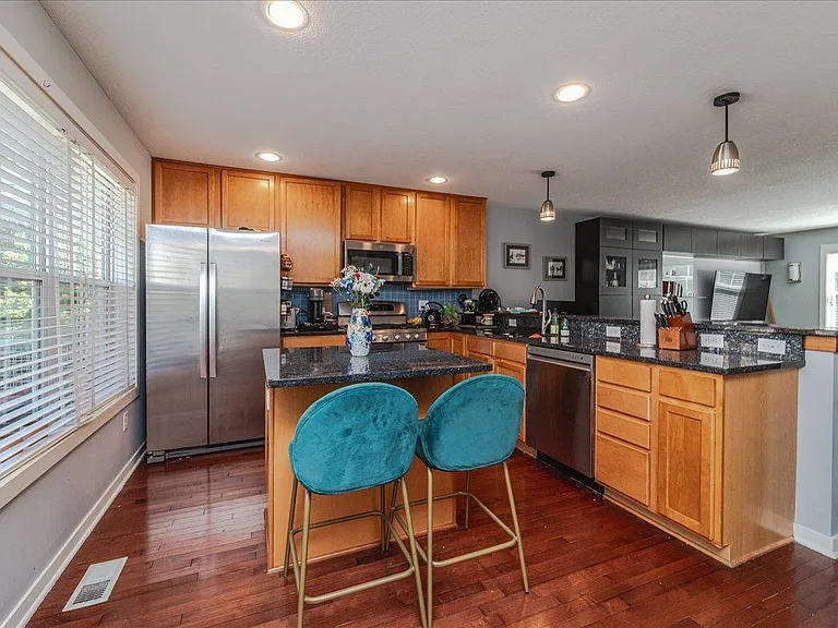 1440 Marshall St NE — Photo 3