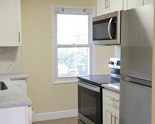 4th image of 1170 Spruce Dr
