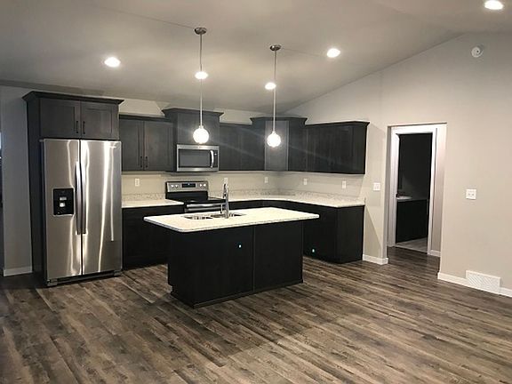 3rd image of 712 Cathy Dr W