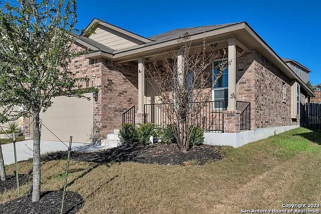 3 bed, 2.0 bath, 1660 sqft, $2,000 — Photo 2