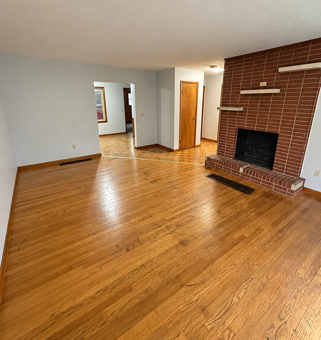 3 bed, 1.5 bath, 2556 sqft, $1,500 — Photo 2
