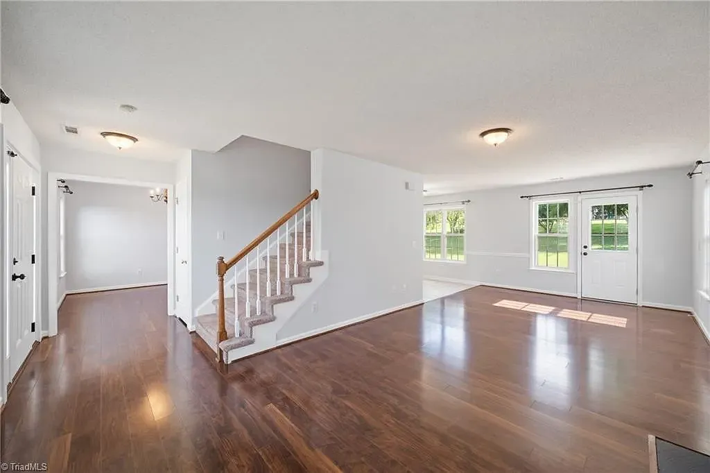 4 bed, 1868 sqft, $1,980 — Photo 2
