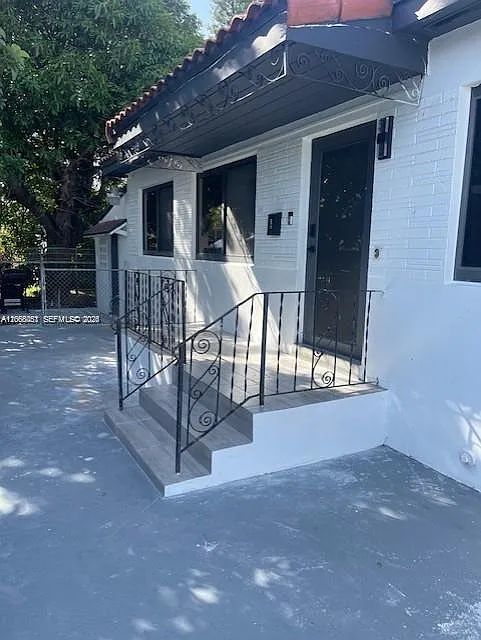 910 SW 8th Ave #D