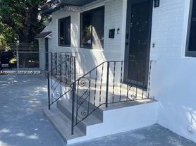 910 SW 8th Ave, Miami, FL