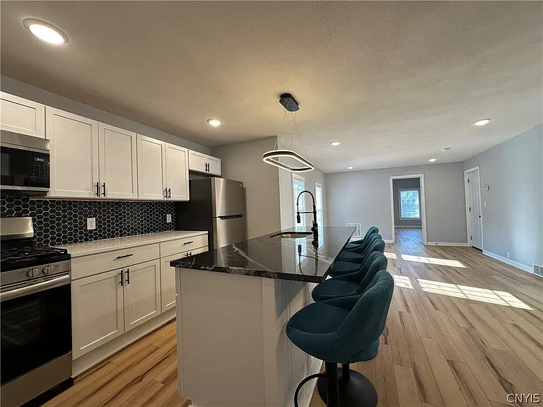 408 E Laurel St — Photo 15