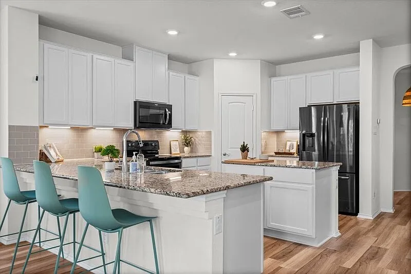 4 bed, 2.5 bath, 2411 sqft, $2,499 — Photo 4