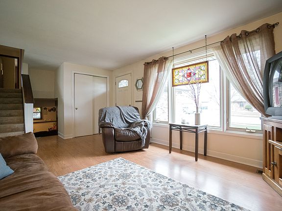 3rd image of 863 Pheasant Dr
