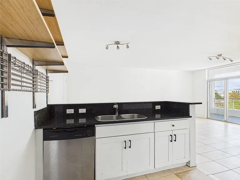425 NE 30th St #604 — Photo 8