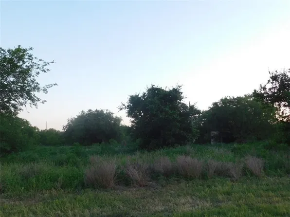 1500 Easterling Goliad St, Alice, TX 78332