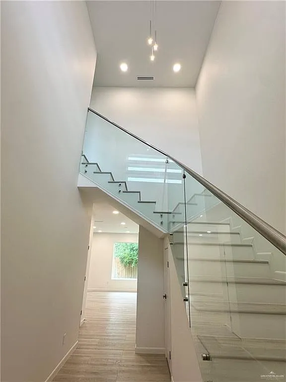 3 bed, 3.5 bath, 1865 sqft, $2,200 — Photo 3
