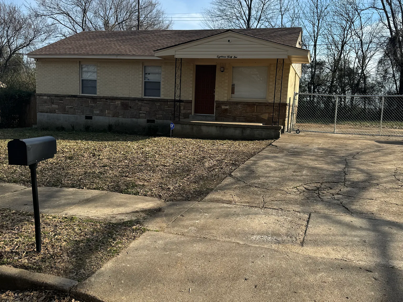 3 bed, 888 sqft, $1,150 — Photo 1