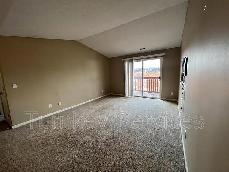 5016 California St #12 — Photo 10