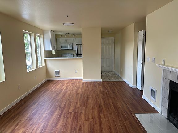 3rd image of 426 Burnett Ave N APT 1