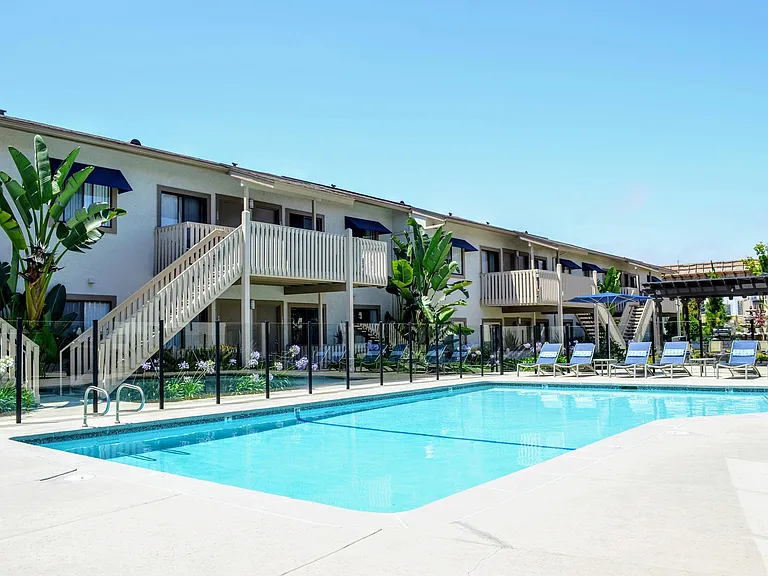 La Jolla Canyon Apartments — Photo 12